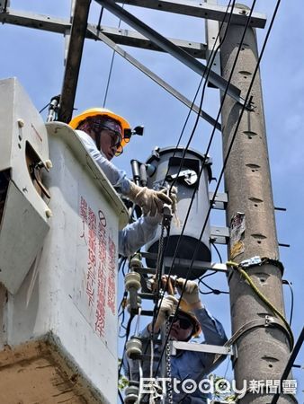 ▲台電搶修人員冒高溫於七股地區進行建桿與接戶線修復作業，全力爭取早日復電。（記者林東良翻攝，下同）