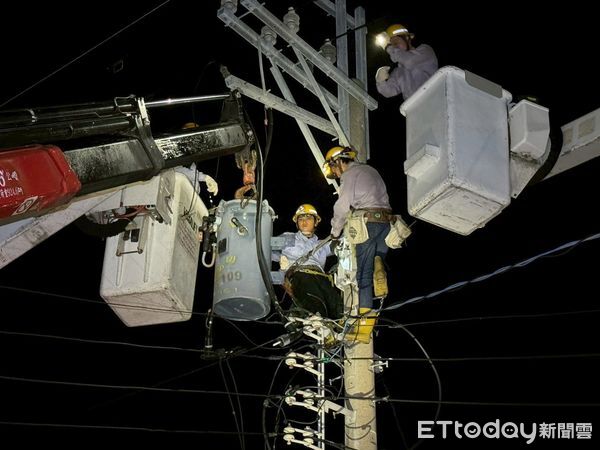 ▲台電搶修人員冒高溫於七股地區進行建桿與接戶線修復作業，全力爭取早日復電。（記者林東良翻攝，下同）