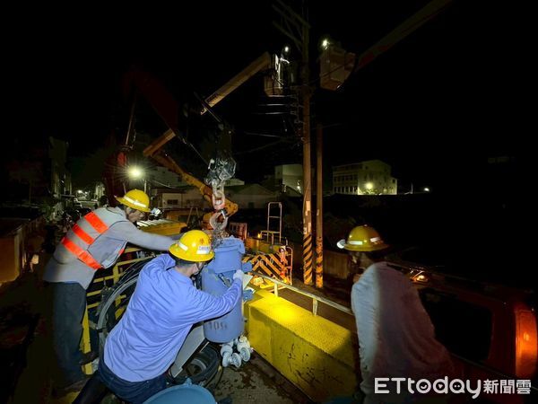▲台電搶修人員冒高溫於七股地區進行建桿與接戶線修復作業，全力爭取早日復電。（記者林東良翻攝，下同）