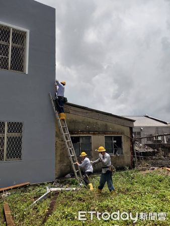 ▲台電搶修人員冒高溫於七股地區進行建桿與接戶線修復作業，全力爭取早日復電。（記者林東良翻攝，下同）