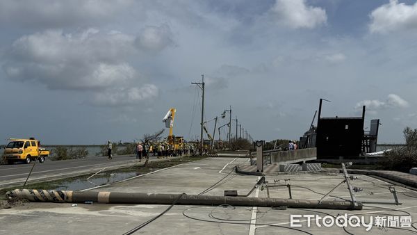 ▲台電搶修人員冒高溫於七股地區進行建桿與接戶線修復作業，全力爭取早日復電。（記者林東良翻攝，下同）