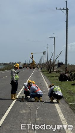 ▲台電搶修人員冒高溫於七股地區進行建桿與接戶線修復作業，全力爭取早日復電。（記者林東良翻攝，下同）