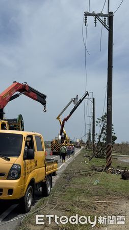 ▲台電搶修人員冒高溫於七股地區進行建桿與接戶線修復作業，全力爭取早日復電。（記者林東良翻攝，下同）