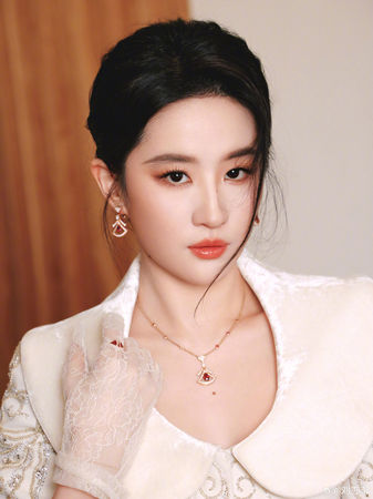 ▲王晶評論趙雅芝、劉亦菲演技。（圖／翻攝自趙雅芝、劉亦菲微博）