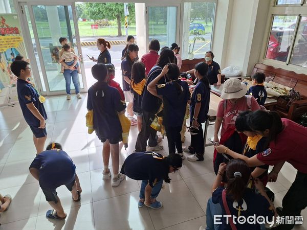 ▲消防人員帶領小朋友體驗射水，學習基本消防知識。（記者林東良翻攝，下同）