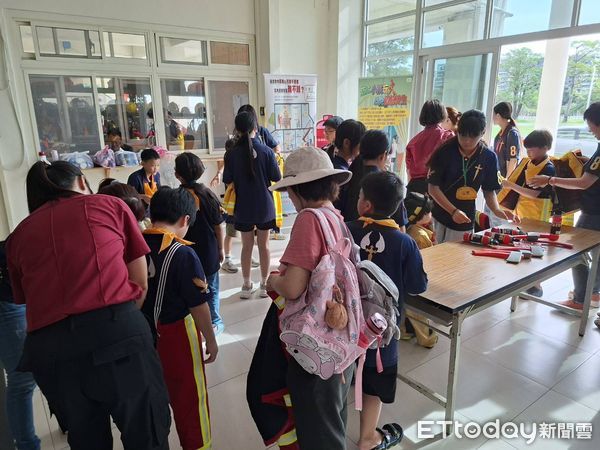▲消防人員帶領小朋友體驗射水，學習基本消防知識。（記者林東良翻攝，下同）