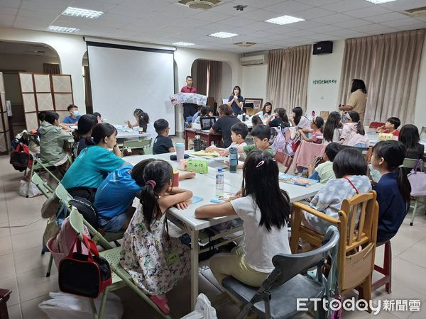 ▲消防人員帶領小朋友體驗射水，學習基本消防知識。（記者林東良翻攝，下同）