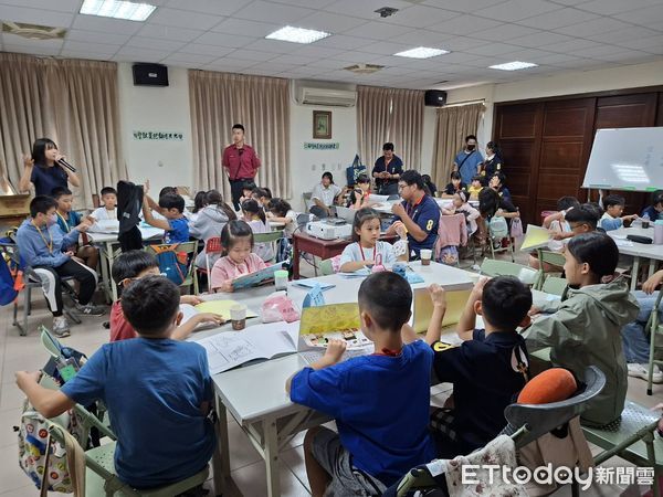 ▲消防人員帶領小朋友體驗射水，學習基本消防知識。（記者林東良翻攝，下同）