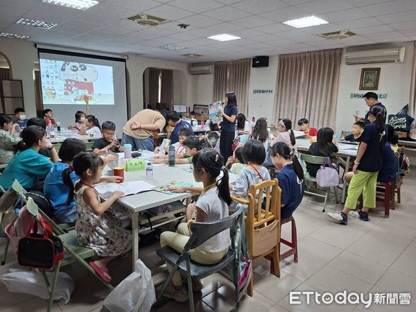 ▲消防人員帶領小朋友體驗射水，學習基本消防知識。（記者林東良翻攝，下同）