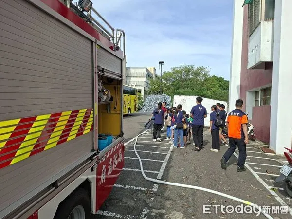 ▲消防人員帶領小朋友體驗射水，學習基本消防知識。（記者林東良翻攝，下同）