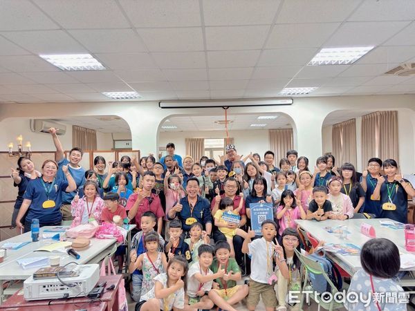▲消防人員帶領小朋友體驗射水，學習基本消防知識。（記者林東良翻攝，下同）
