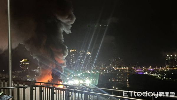 ▲▼快訊／新北鐵皮工廠大火「超粗黑煙」沖天　民眾請緊閉門窗戴口罩。（圖／民眾提供）