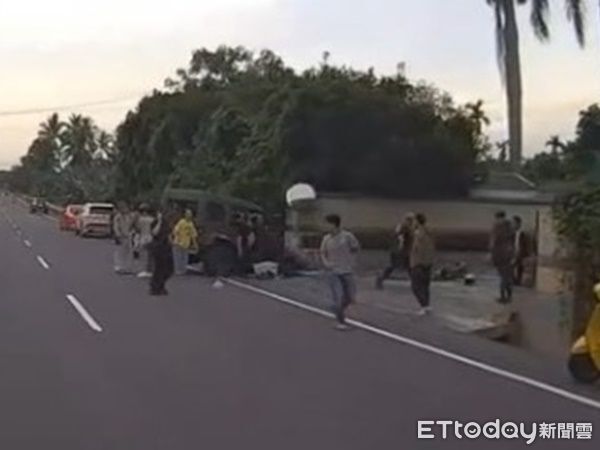 ▲▼快訊／國軍輕型戰術輪車旗山自撞　3官兵送醫。（圖／記者許宥孺翻攝）