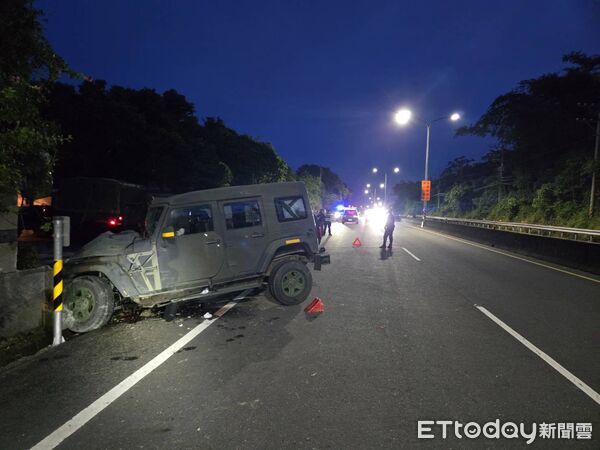 ▲▼快訊／國軍輕型戰術輪車旗山自撞　3官兵送醫。（圖／記者吳奕靖翻攝）