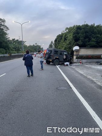 ▲▼快訊／國軍輕型戰術輪車旗山自撞　3官兵送醫。（圖／記者吳奕靖翻攝）
