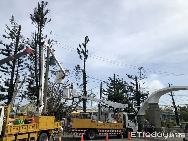 ▲台電復電工程邁入倒數階段，搶修人員深夜持續作業，全力衝刺最後一哩路。（記者林東良翻攝，下同）