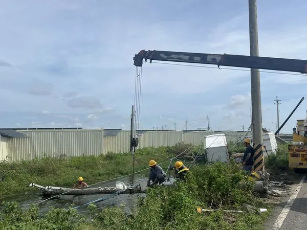 ▲▼台電員工7天沒回家！半身泡水溝修電線桿　妻見工作照淚崩。（圖／翻攝蔡易餘）