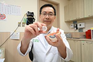 她誦經看不清才知白內障！醫示警「患者年齡層下降」2症狀別輕忽