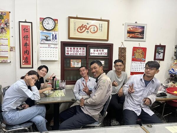 ▲▼台電人員晚間9點到麵館吃晚餐，神秘顧客掏2千元結帳。（圖／翻攝臉書／學甲之美）