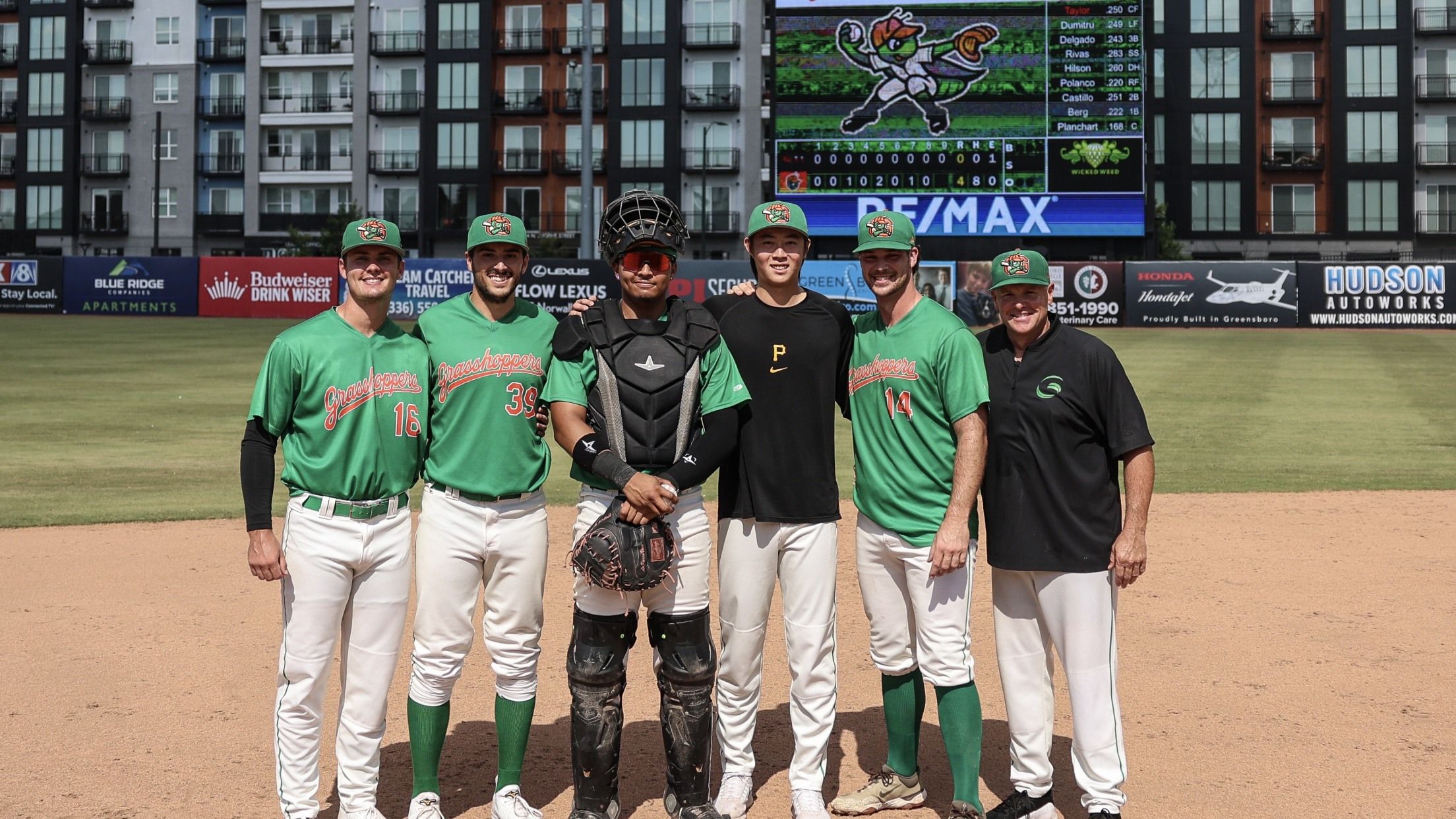 ▲張弘稜（左三）與隊友聯手演出完全比賽。（圖／截自海盜高A官網）