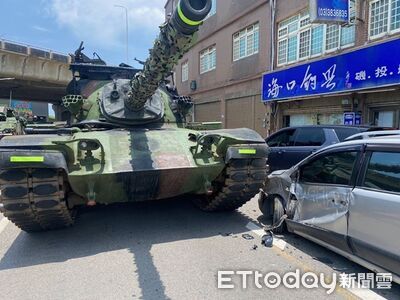 又撞了！漢光演習CＭ-11戰車跨越分向線　對向轎車慘毀容