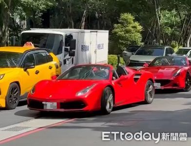 台中超豪華迎娶車隊！新車價破億　民眾驚呼「比車展還精彩」
