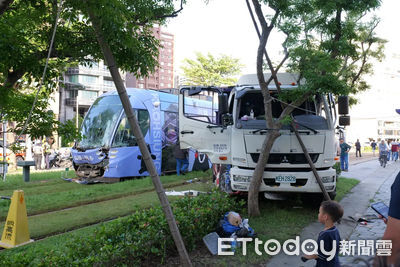 快訊／高雄輕軌嚴重車禍！列車頭「碎成蜘蛛網」　6人送醫