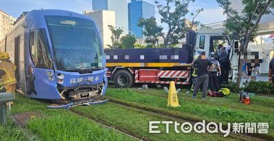 通車後最嚴重事故！高雄輕軌熊本熊列車撞爛　工程車闖禁區釀7傷