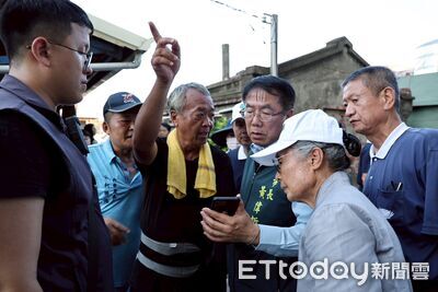 黃偉哲偕慈濟志工深入七股勘災 感謝野崎孝男送暖災區溫飽人心