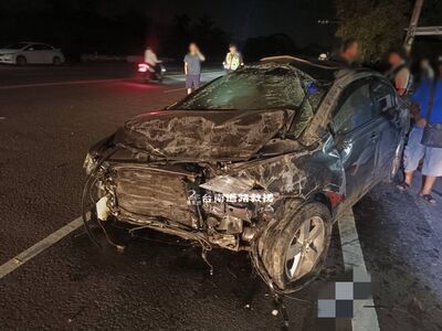 台南深夜離奇事故!25歲男倒路邊搶救無效亡 轎車撞爛「沒車牌」