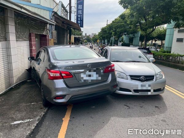 64歲翁逆向撞民宅　驚悚畫面曝。（圖／記者楊永盛翻攝）