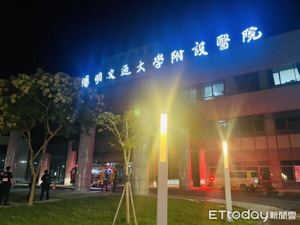 ▲▼陽明交大醫院今凌晨3時許傳火警，消防局人員全力救火。（圖／記者游芳男翻攝，下同）
