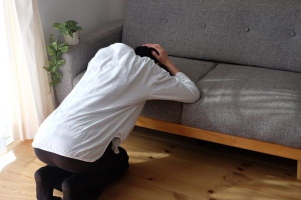 人夫抓包妻子在家沙發偷情，打離婚官司時要求賠償買新沙發。（示意圖，photoAC）