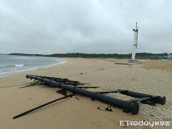 ▲▼太陽能板浮台飄到澎湖。（圖／記者陳洋翻攝)