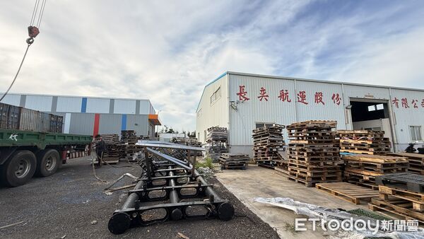 ▲▼太陽能板浮台飄到澎湖。（圖／記者陳洋翻攝)