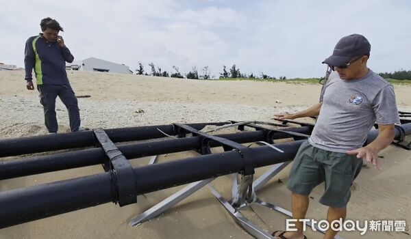 ▲▼太陽能板浮台飄到澎湖。（圖／記者陳洋翻攝)