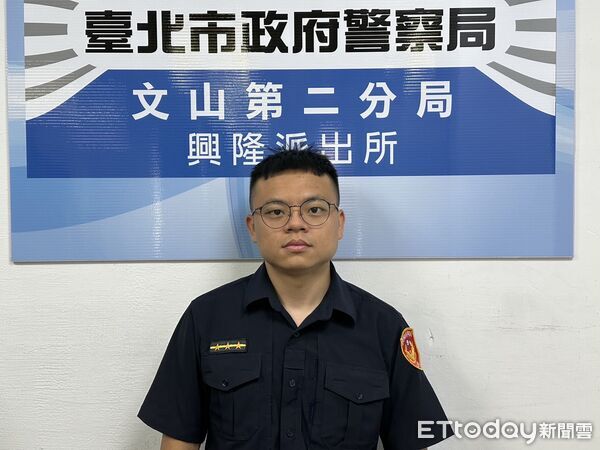 ▲興隆派出所警員吳泓緯查獲酒後外出買宵夜的騎士何男。（圖／記者張君豪翻攝）