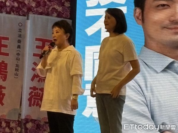 ▲王鴻薇成立反罷免後援會，台中市長盧秀燕出席力挺。（圖／記者鄭佩玟攝）