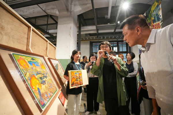 ▲▼蔡詩萍看漢聲展。（圖／漢聲文教基金會提供）