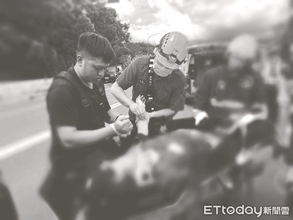 ▲消防員救護民眾，在抵達醫院前，跟死神拔河          。（圖／記者吳奕靖翻攝）