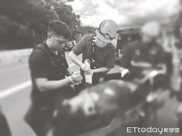 ▲消防員救護民眾，在抵達醫院前，跟死神拔河          。（圖／記者吳奕靖翻攝）