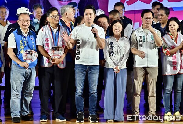 ▲蔣萬安（持麥克風者）出席「反惡罷 挺優秀 港湖團結誓師大會」。（圖／記者李毓康攝）