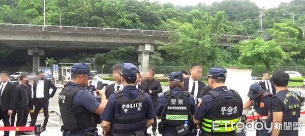 ▲8日竹聯幫東堂幹部謝東融父喪，竹聯幫成員約數百人到場致意，警方嚴密監控。（圖／記者張君豪翻攝）