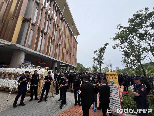 ▲8日竹聯幫東堂幹部謝東融父喪，竹聯幫成員約數百人到場致意，警方嚴密監控。（圖／記者張君豪翻攝）