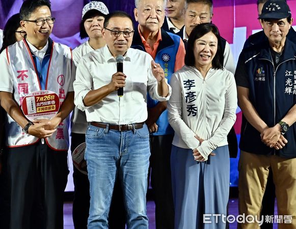 ▲ 侯友宜（持麥克風者）出席「反惡罷 挺優秀 港湖團結誓師大」 。（圖／記者李毓康攝）