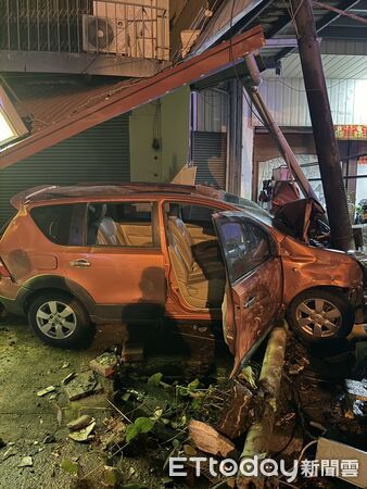 ▲▼   台南安南區安和路與永安路口車禍      。（圖／記者林東良翻攝）