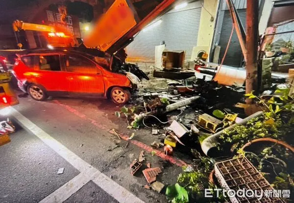 ▲▼   台南安南區安和路與永安路口車禍      。（圖／記者林東良翻攝）