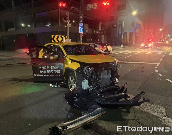 ▲▼賴男酒駕闖紅燈撞爛保時捷。（圖／記者游瓊華翻攝)