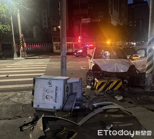 ▲▼賴男酒駕闖紅燈撞爛保時捷。（圖／記者游瓊華翻攝)