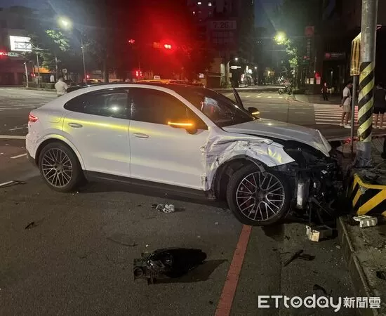 ▲▼賴男酒駕闖紅燈撞爛保時捷。（圖／記者游瓊華翻攝)